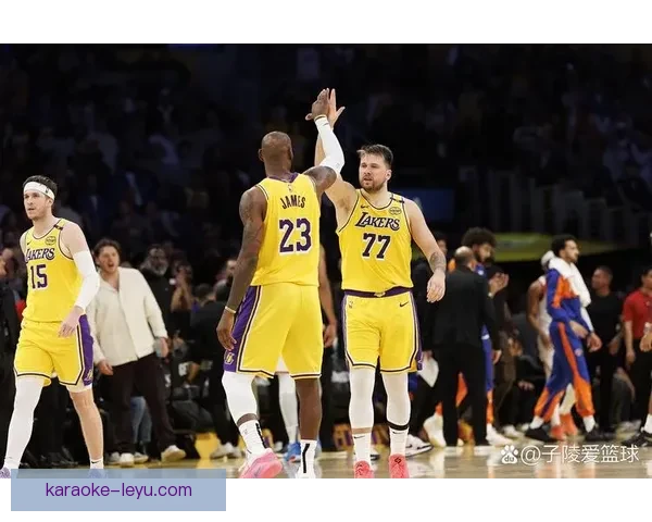 NBA最新动向：湖人大战勇士引爆季后赛激烈竞争，詹姆斯伤势恢复进展引关注